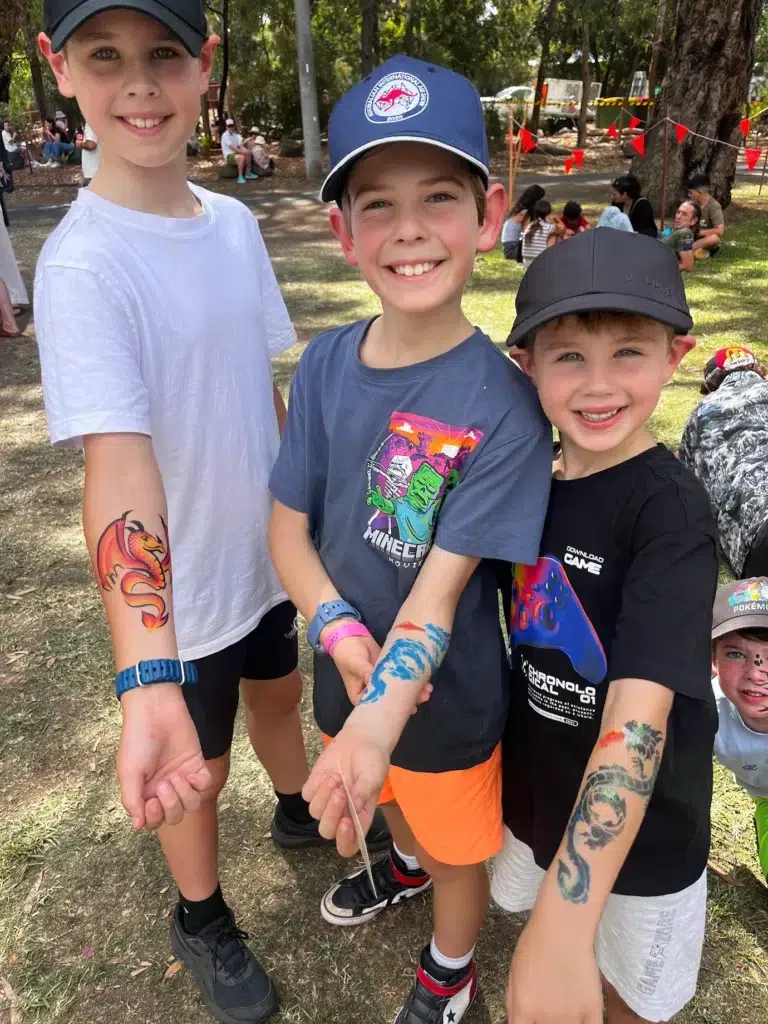 Face Painting and Photobooth Prices in Melbourne 5 moonee valley festival 5 star review paint and pop group photo